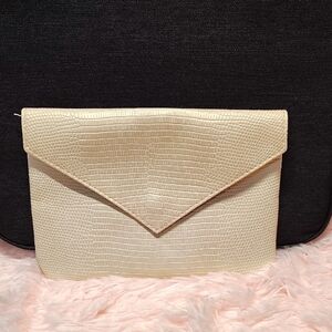 ipsy Small Cream Textured Clutch